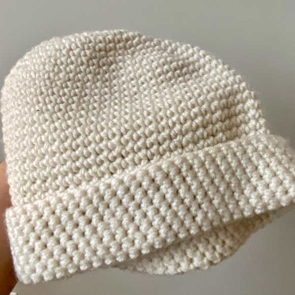 Handmade knit hat with flower detail, cream color - Picture 2 of 2